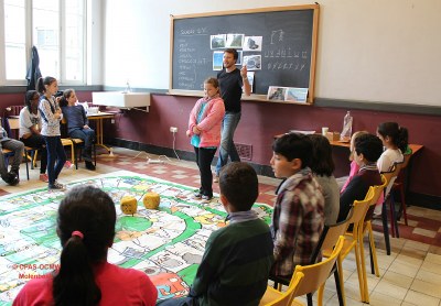 Kinderen die een groot ganzenspel spelen Kinderen die een groot ganzenspel spelen