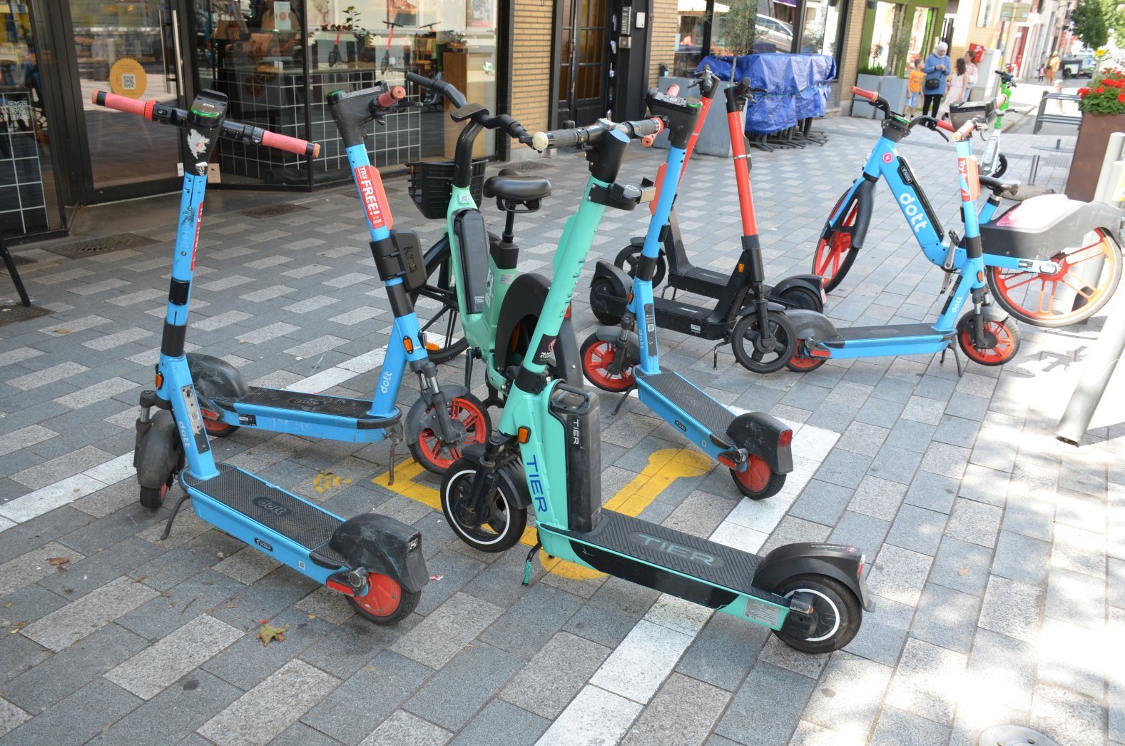 Trottinettes et vélos électriques partagés : des dropzones obligatoires s’installent à Jette